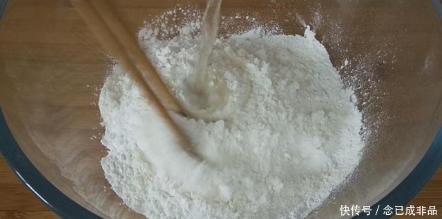 这才是糯米粉最好吃的做法,一搅一拌,锅中一倒,出锅孩子抢着吃