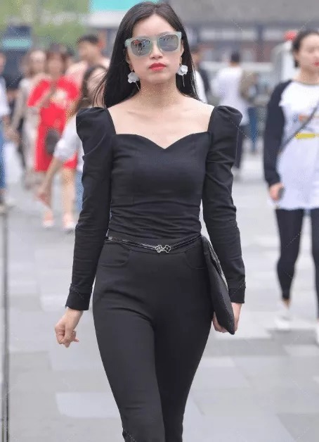 经典黑也能释放出时髦感,开领上衣搭配喇叭裤,得体又耐看