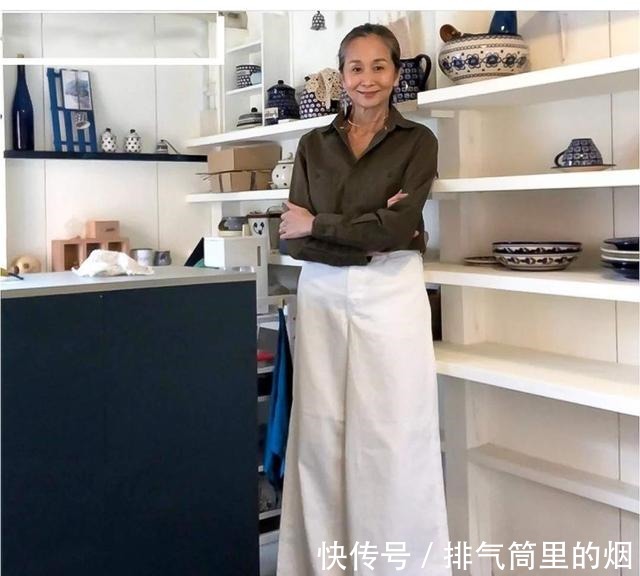 圆领衫 一位60岁的日本奶奶凭穿搭火了,穿衣简单又日常,气质不输年龄!