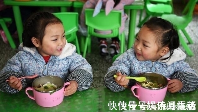 幼儿园|幼儿园老师群里晒孩子午餐,引发宝妈不满,直言这饭菜能吃吗
