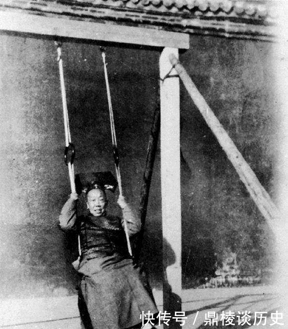 娘娘|清朝老照片:图二是百年前的野猪市场,图五是真正的太妃娘娘在荡秋千