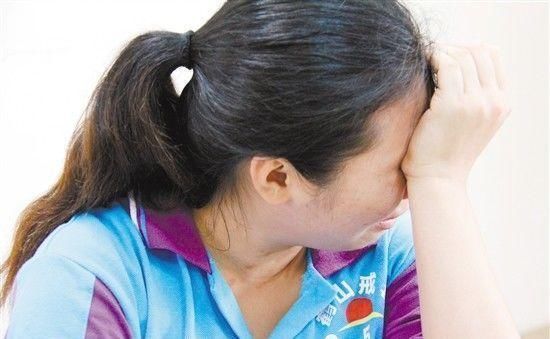 主动|爸爸变得主动给女儿换尿布,妈妈很高兴,无意撩开孩子衣服后懵了