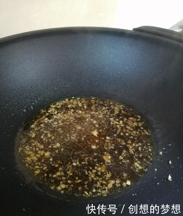 医生不会告诉你，它是强碱食物，补血还防脱发，上了年纪要多吃！