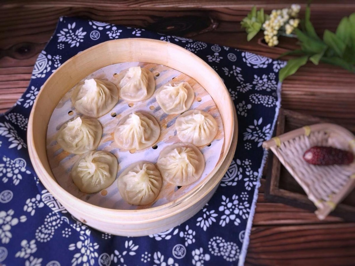 会流汤的灌汤小笼包，皮薄多汁味道棒，很简单一看就会