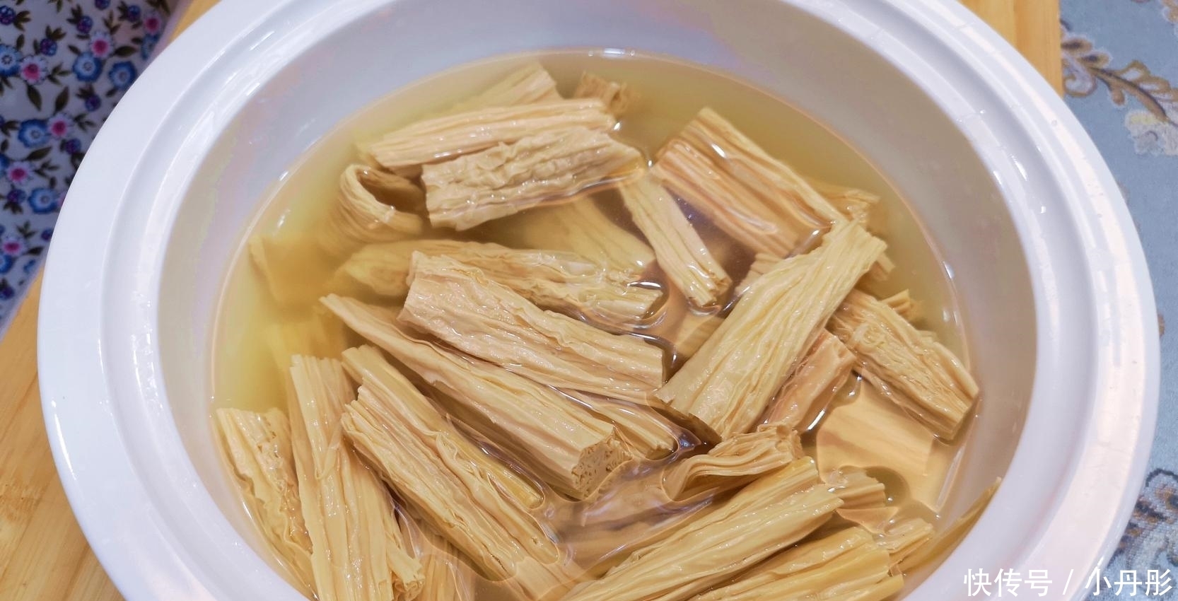 入适量|快过年了,教你这样做腐竹,爽口开胃,怎么都吃不够,比吃肉还香