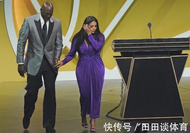 科比|牵瓦妮莎手是绅士,还拥抱亲吻瓦妮莎额头,乔丹这操作过分了吧?