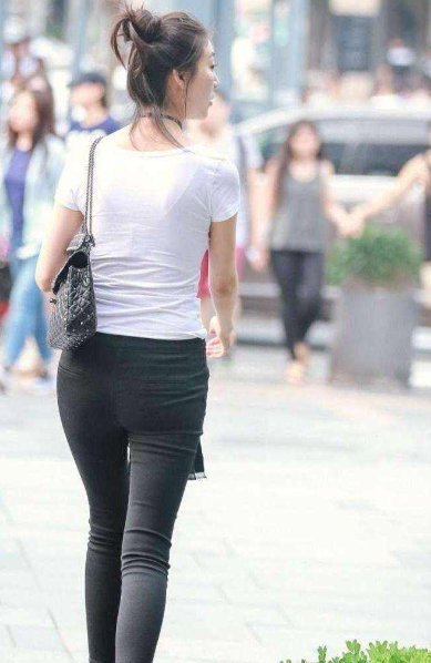 街拍美女黑色短款皮夹克,搭配高腰的黑色牛仔裤,时尚有个性