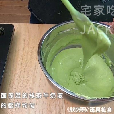 全蛋法双色海绵小蛋糕，小小的一个，可爱好吃，小朋友尤其喜欢