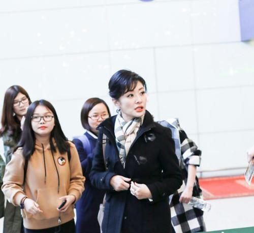 周涛才是50岁女人的穿搭教科书，黑大衣用基础配色法，优雅时髦