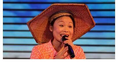 《星光大道》走出的农民歌手现状,他被网传去世,而她嫁给经纪人