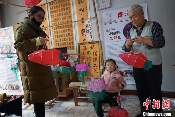 莲花灯|甘肃平凉手工制作灯笼走俏：需提前半年“私人订制”