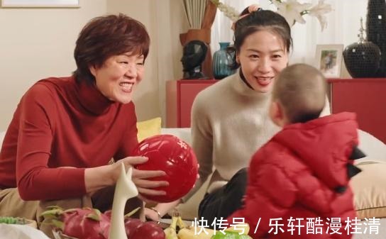 袁灵犀|魏秋月带儿子看望郎平!排球女神颜值高,小家伙喊姥姥,送上一吻