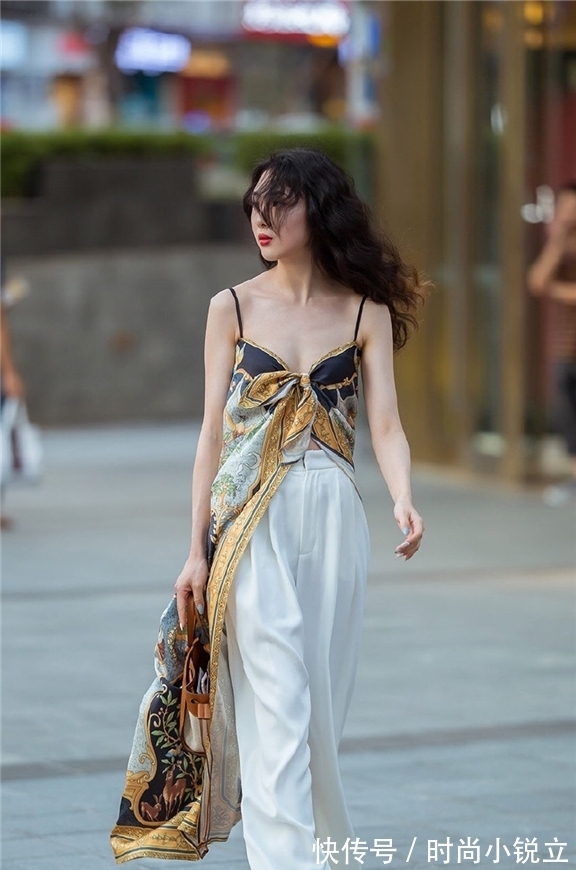 异域风情 一条丝巾打造出一位异域风情的美女，飘逸的丝巾尽显美丽优雅