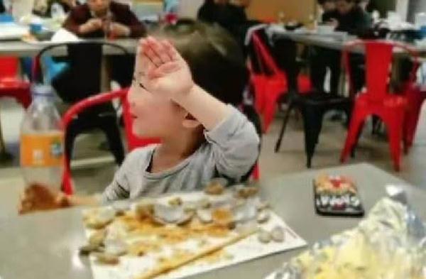 女儿|“掩耳盗铃宝宝”意外走红，妈妈不让喝果汁，女儿捂着眼睛偷偷喝