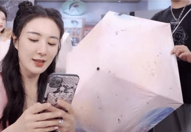 紫外线|薇娅同款“懒人伞”，40度出门不怕晒，网友：防晒霜可以扔了