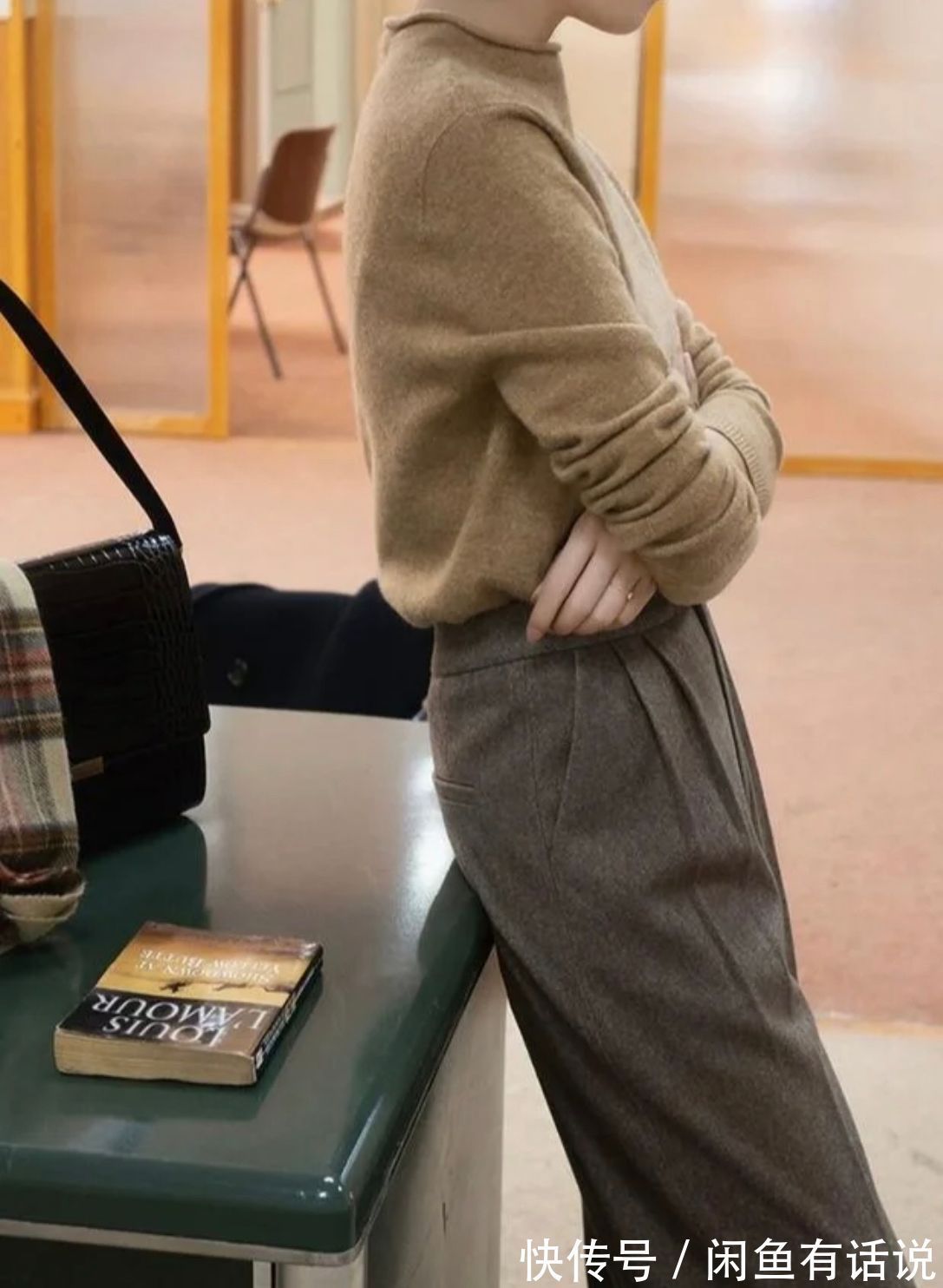 耐磨性|难怪小脚裤失宠了,现在中年女人爱穿“阳离子裤”,百搭又显气质