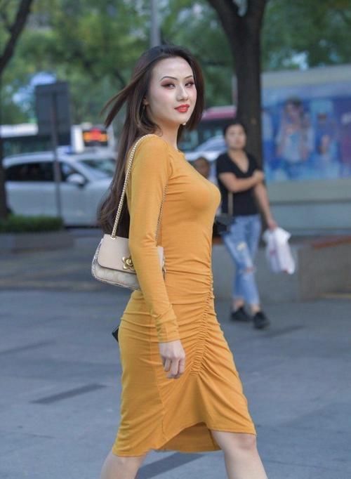 修身|35岁贵妇穿紧身连衣裙,修身显腿长还能减龄,展现不一样的气质