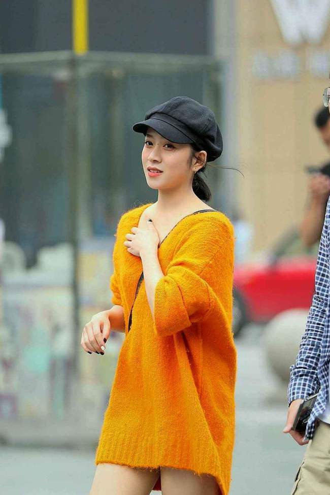 上衣 黑色上衣配包臀裙的女神,腿型完美漂亮迷人,不失性感韵味