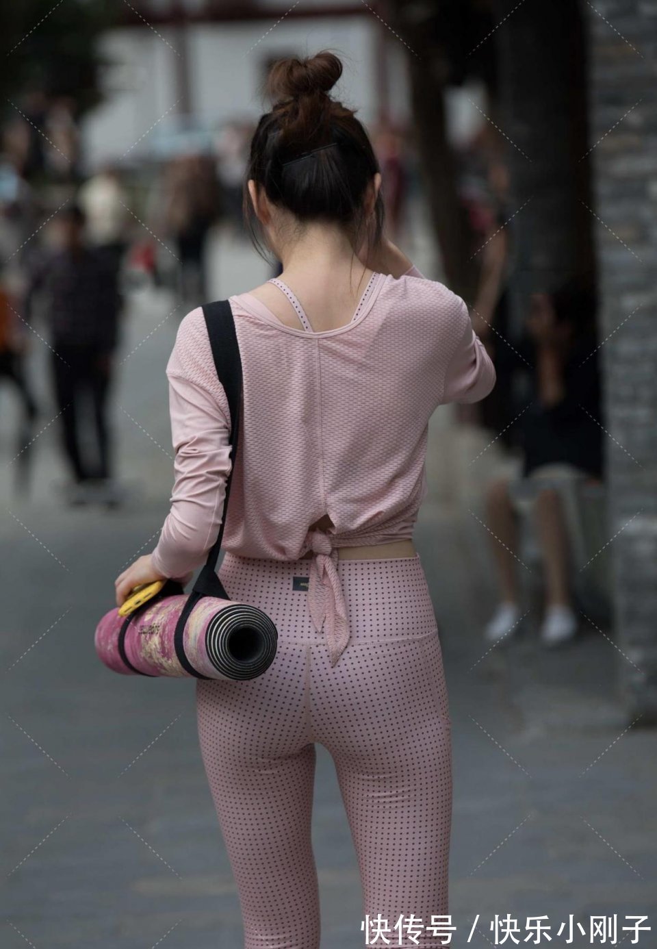 时分|小姐姐一看就知道要去运动了,一身粉色的穿搭,显得很时尚