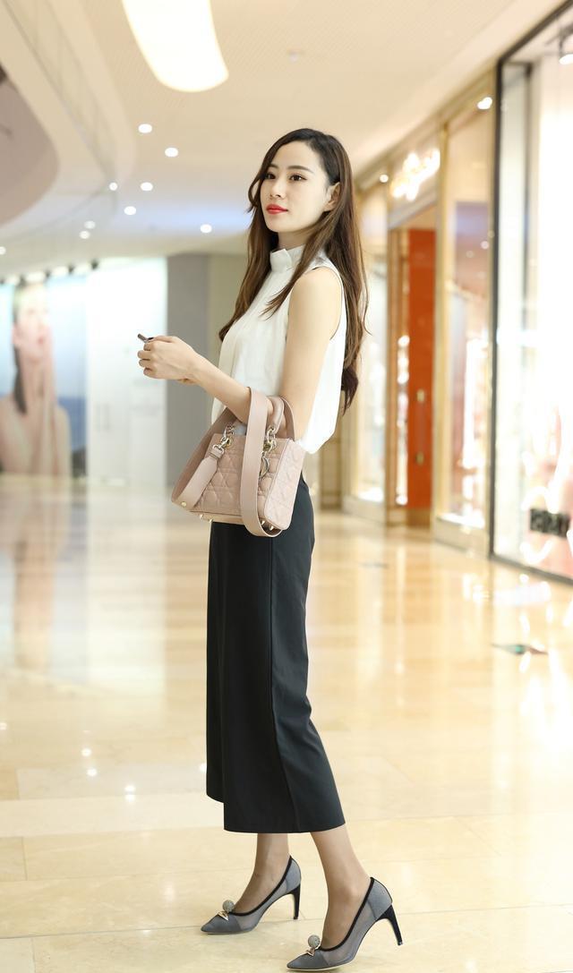 春天长裤怎么选? 多穿阔腿裤, 搭配尖头细跟鞋, 时髦又显瘦