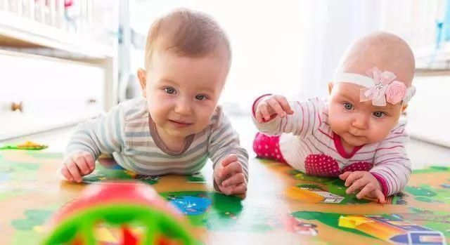 引导|1岁内宝宝四大能力发育标准,若一个没达标,孩子可能发育迟缓了