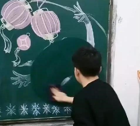黑板!美术生黑板手绘“冰雪女王”,看到他直接擦掉后,网友:你完了!