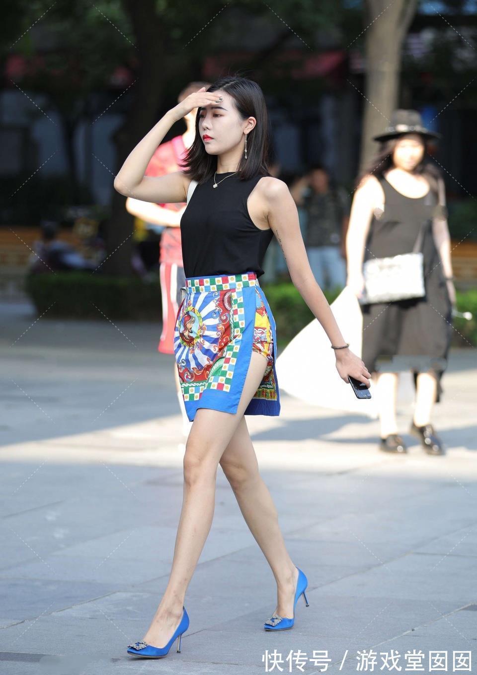 打底衫|街拍：小姐姐另类民族风短裙配黑色打底衫，开叉的设计靓丽又抢眼