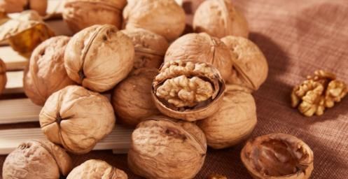 每天早上吃一个核桃,坚持下去,3件“好事”可能会不请自来