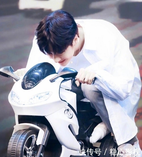 王一博连登春晚元宵晚会:作为顶流的他给肖战带来哪些启示?