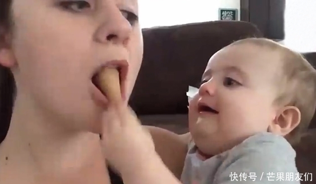 甜筒|2岁宝宝让妈妈尝口甜筒,不想被妈妈全吃掉,宝宝的反应笑翻妈妈