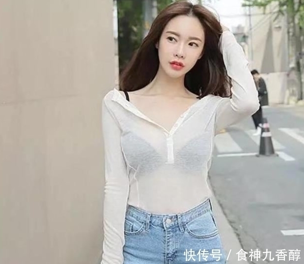 美目盼兮的美女，一件粉色背心配白色短裤，时尚性感迷人