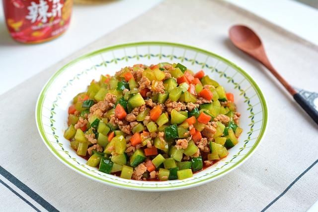 三口人的晚餐不到20元,仨菜简单好吃,3块钱大米吃出8块钱范儿