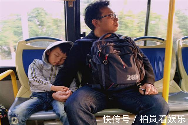 孩子|老人嫌七岁的孩子让座慢,直接把娃书包丢在地上,宝爸咱不让了