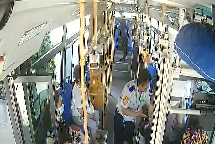 公交|乘客突然晕倒 青岛363路公交司机沉着冷静紧急施救