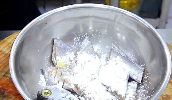 肉质|炸带鱼，别再裹面糊了！大厨教你这一招，酥脆鲜香肉质嫩滑不回潮
