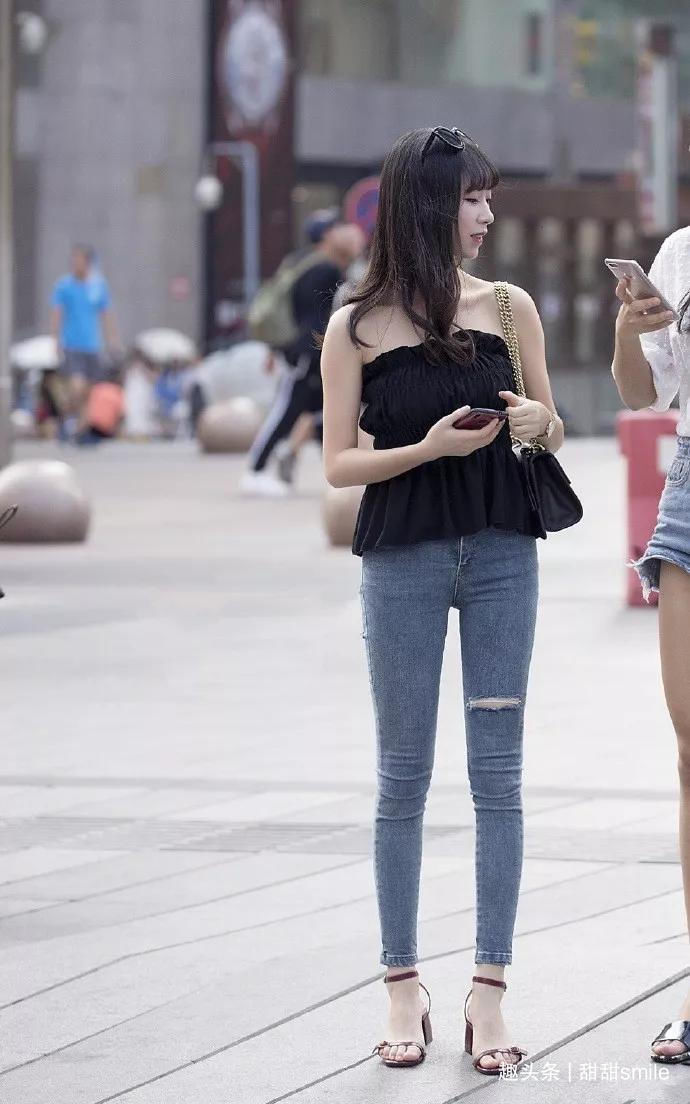 美女脚上搭配着一双黑色的尖头高跟鞋，整体的气质娇小可人