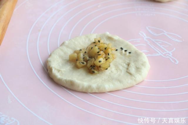极简版苹果派教程,面粉包苹果烤一烤,香软又易消化