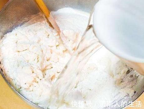 擀面杖|烙饼想要柔软又多层?有人多抹油,有人用开水烫面,其实这都不对