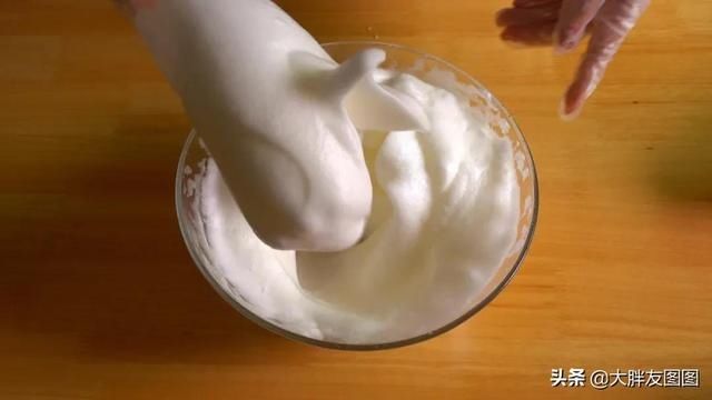 没秤,没打蛋器,没烤箱,如何做出蓬松的无油蛋糕?