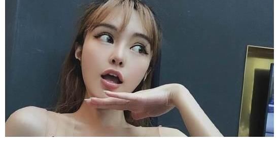 周扬青在自家录节目，从大门就能看出，绝对是“大户人家”