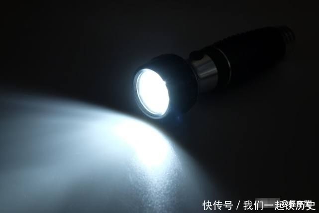 光斑 手电筒的光去了哪?是熄灭就消失,还是像一列火车驶向宇宙尽头?