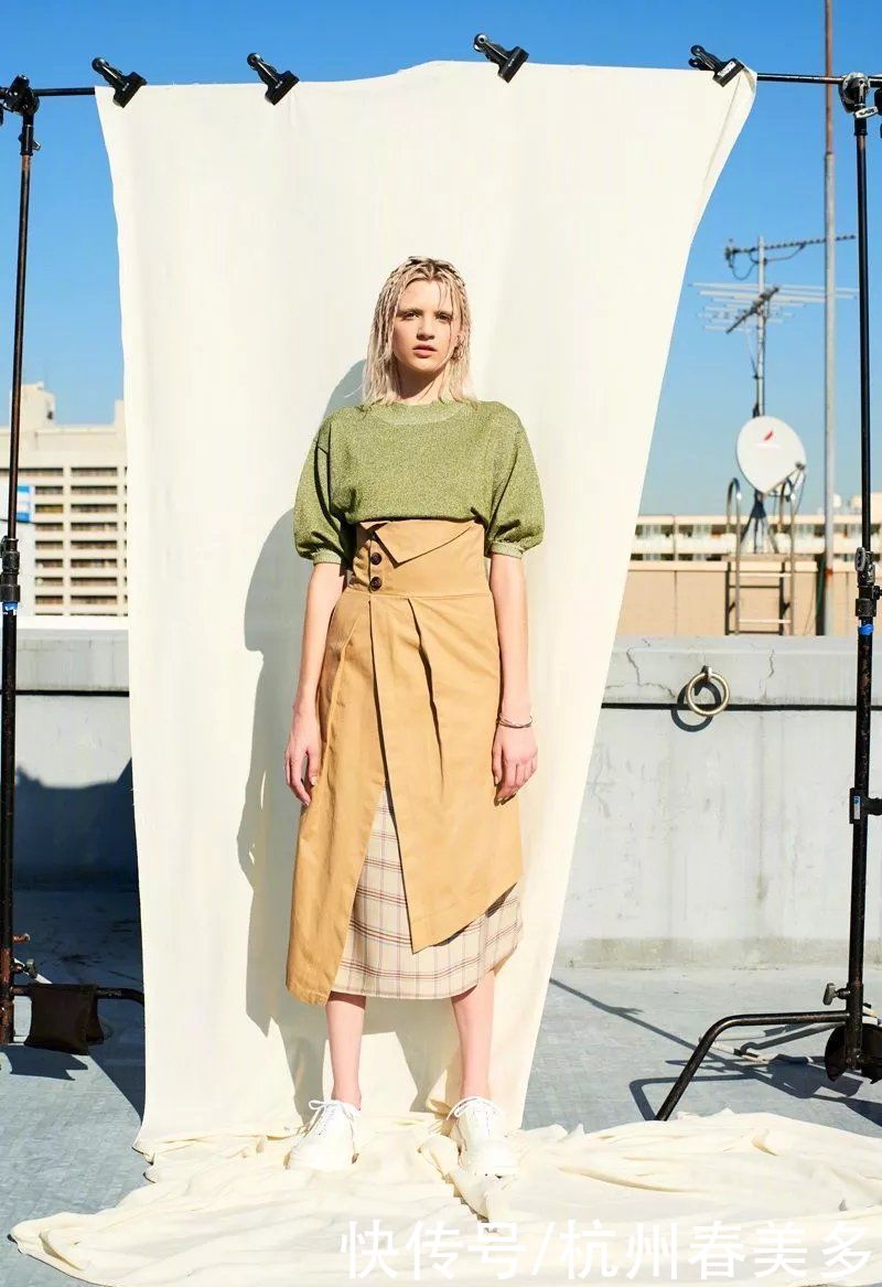 衣品好的女人,从不用力过猛