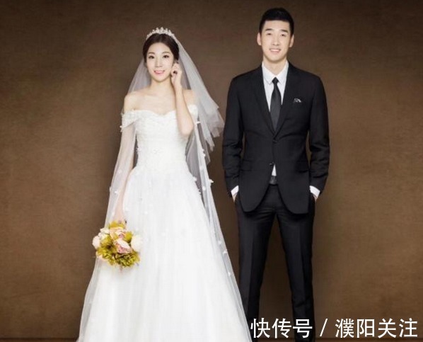 王宁|双喜临门!恭喜两位女排姑娘夺冠后大婚,男友单膝下跪求婚太浪漫