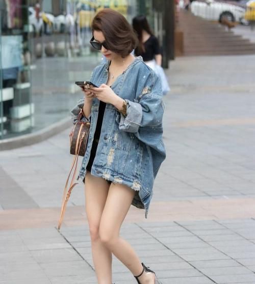 好身材|穿牛仔外套的酷女孩，性感好身材高调气质，活力休闲不失时尚气息