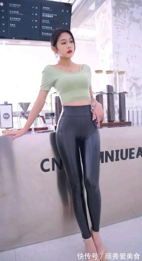 穿搭 打底的穿搭除了瑜伽裤外，皮裤也是个不错的选择