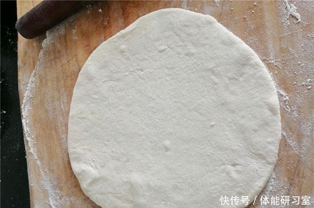 烙饼时,直接烙是大错特错!多做1步,饼柔软起层不发硬,特好吃