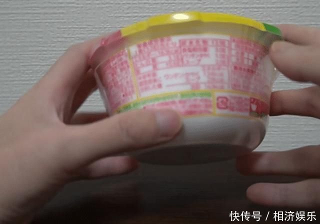 见识下日本的速食馄饨，只要三分钟就能泡好，网友馅料能熟吗