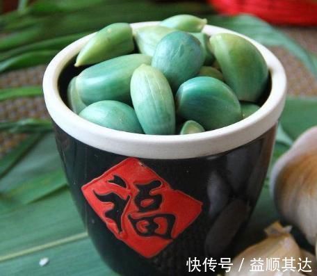 腌腊八蒜别只会加醋，多加这2种调料，蒜瓣清脆可口，1天就变绿