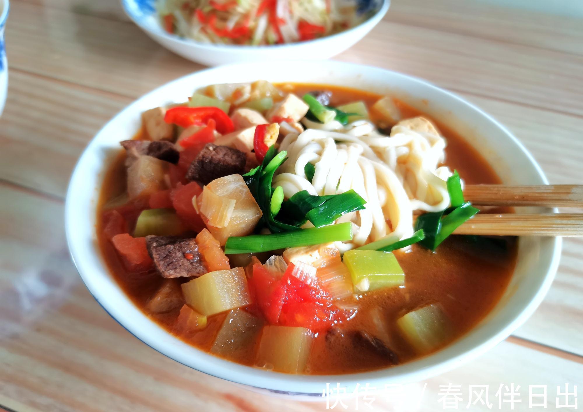 夫妻俩每天下班后这样吃晚餐，一碗面或两盘菜，最简单的幸福