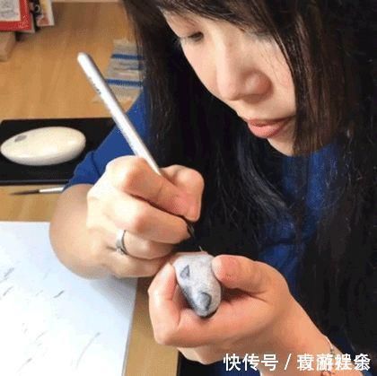 小姐姐$在石头上画画!日本小姐姐笔下的萌宠,惹9万网友围观:也想要一个